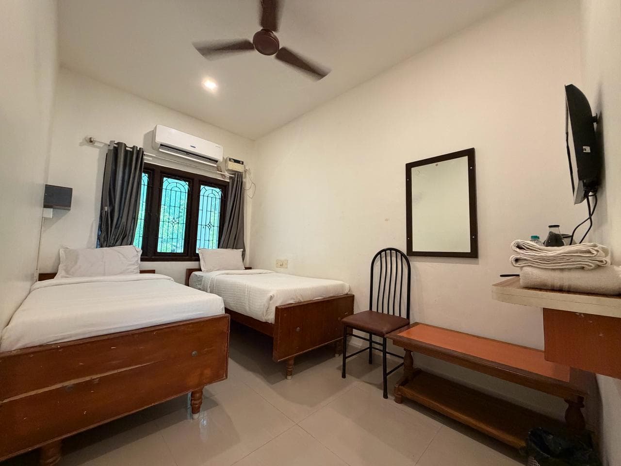 Compact Twin room, separated beds and bench