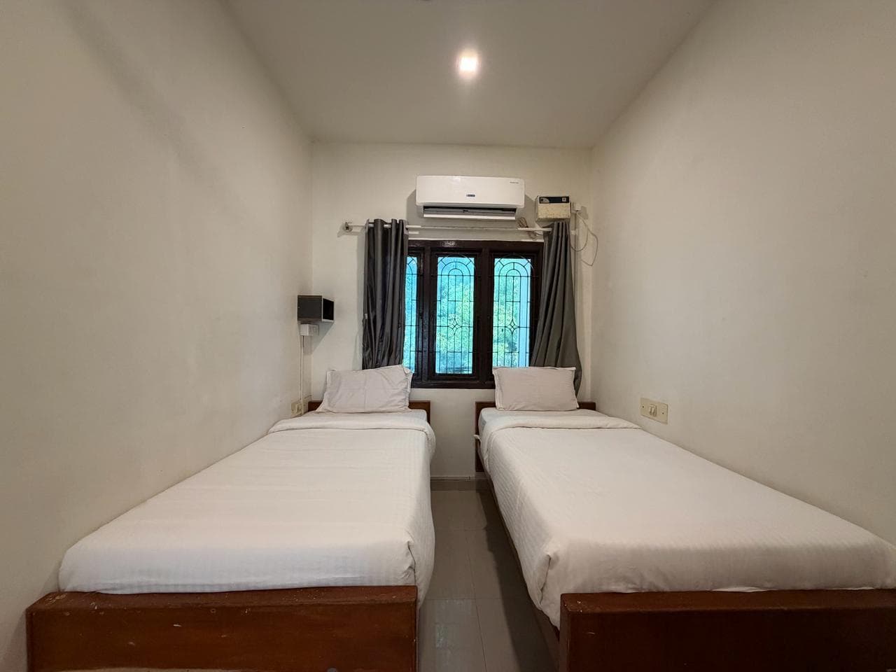 Compact Twin room, separated beds front view