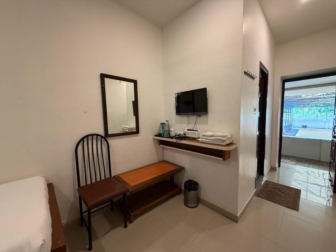 Compact Twin room, mirror, bench and door