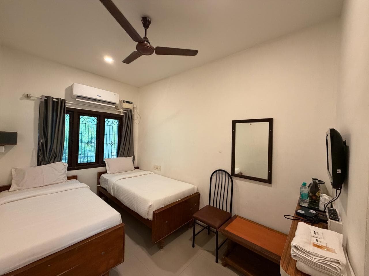 Compact Twin room, wide view of separated beds