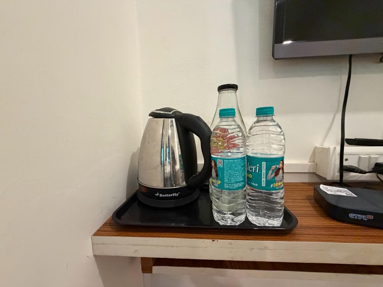 Compact Twin room, kettle and water detail
