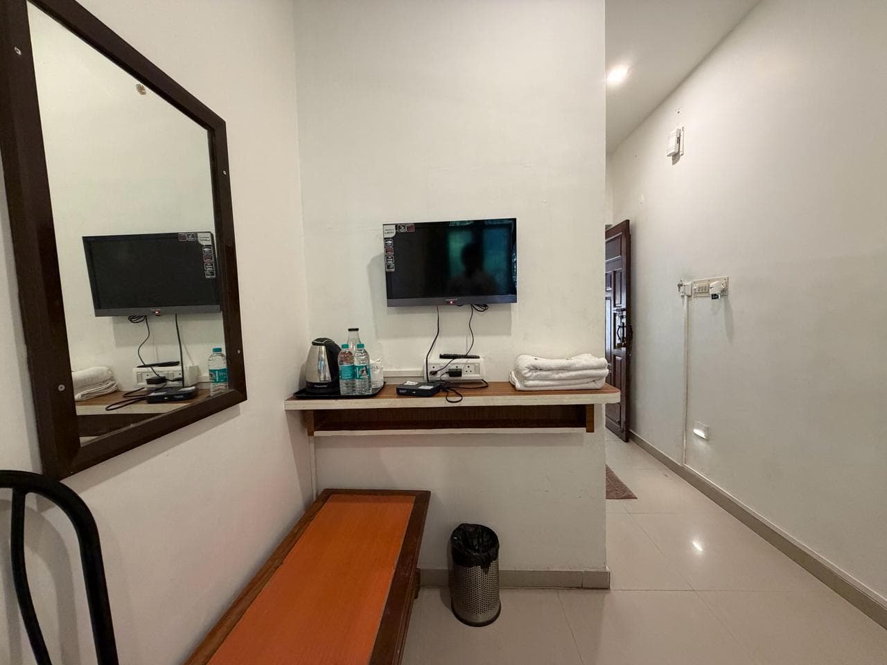 Compact Twin room, mirror and TV shelf