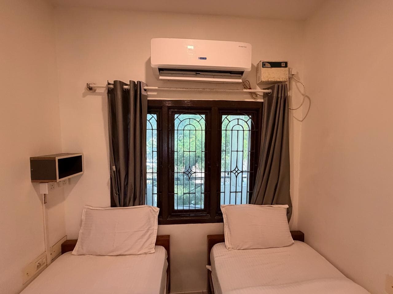 Compact Twin room, beds, window and air conditioning