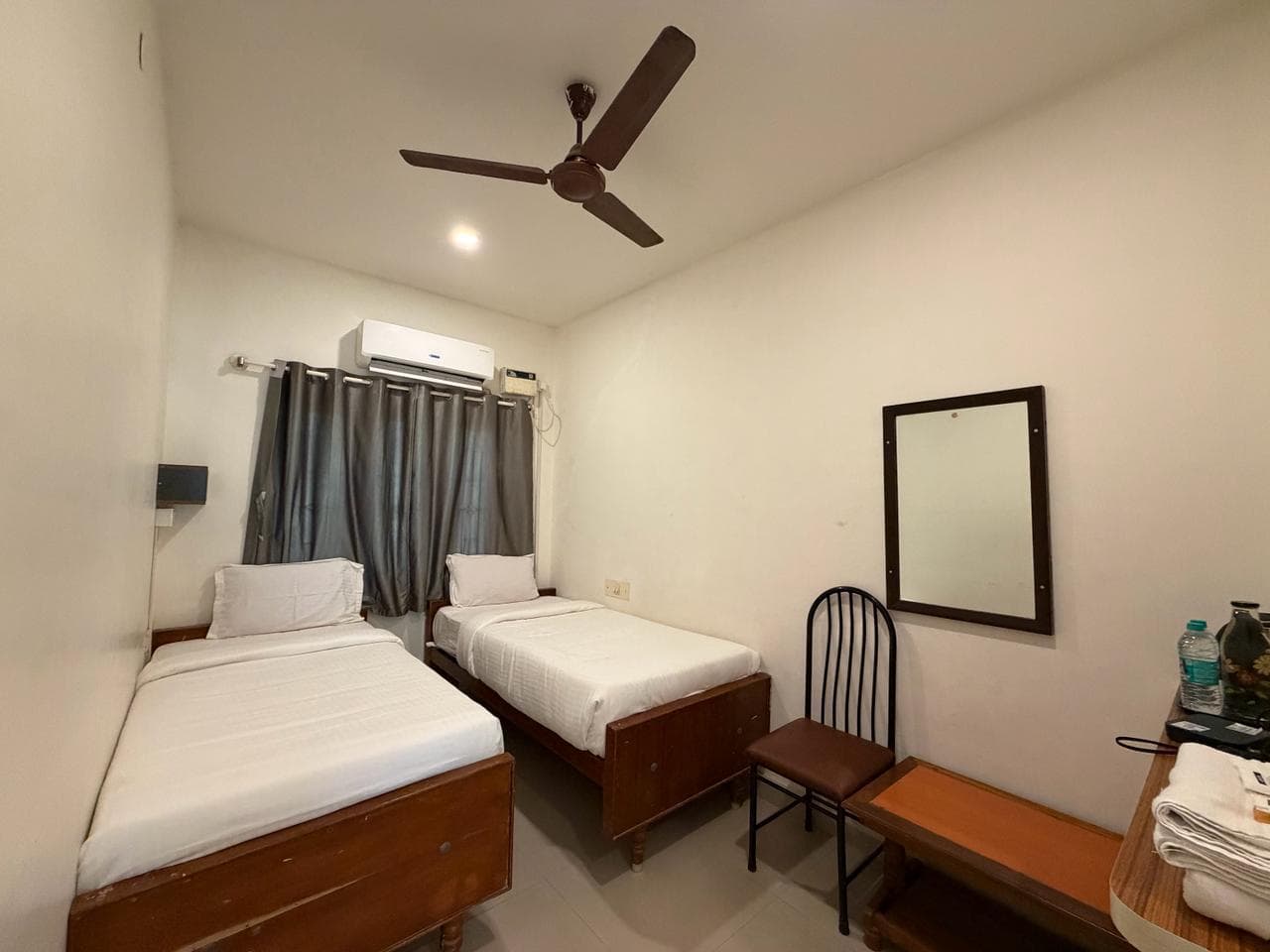 Compact Twin room, alternate angle