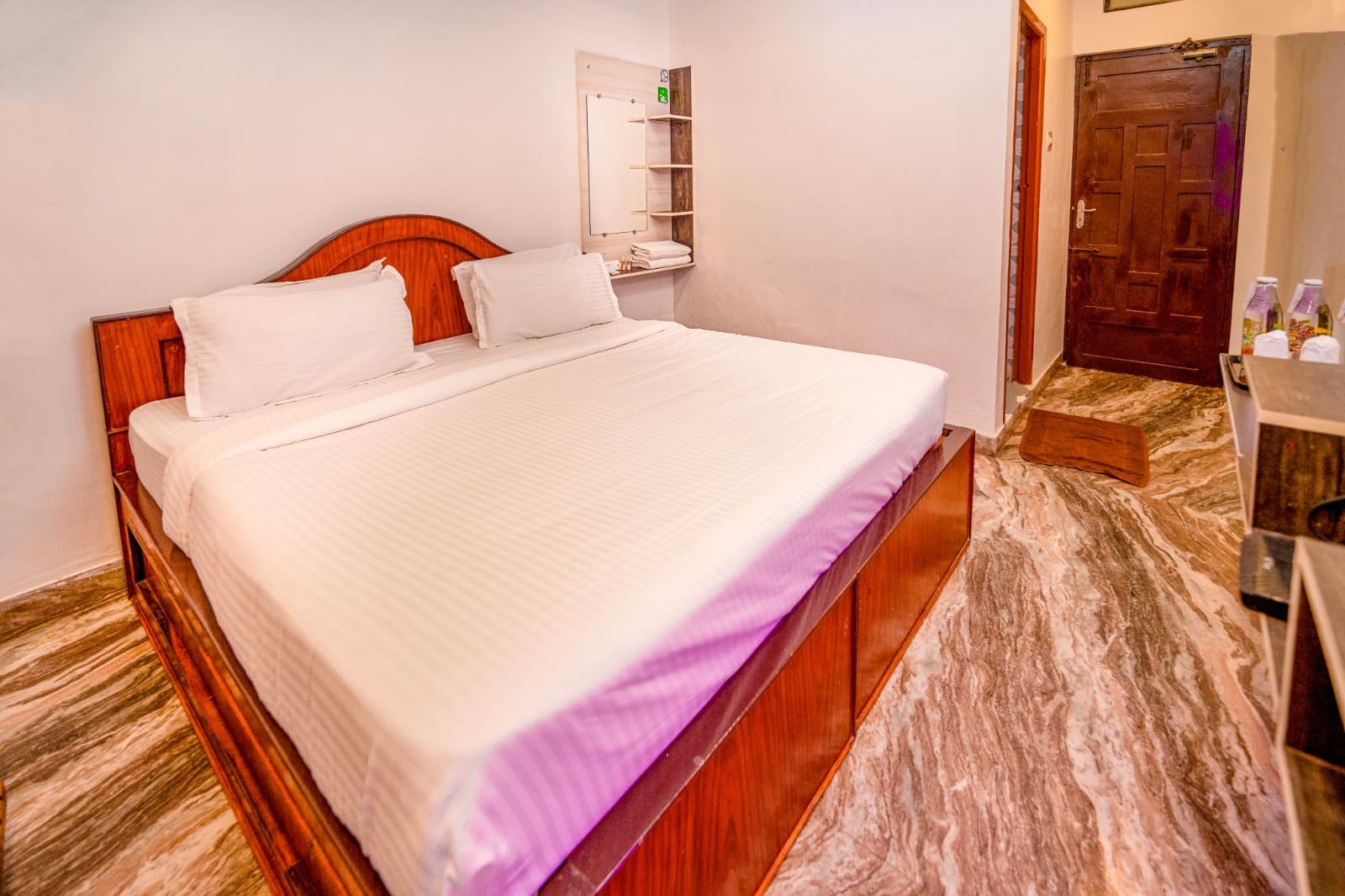 Double Room with King Bed, large bed and entry
