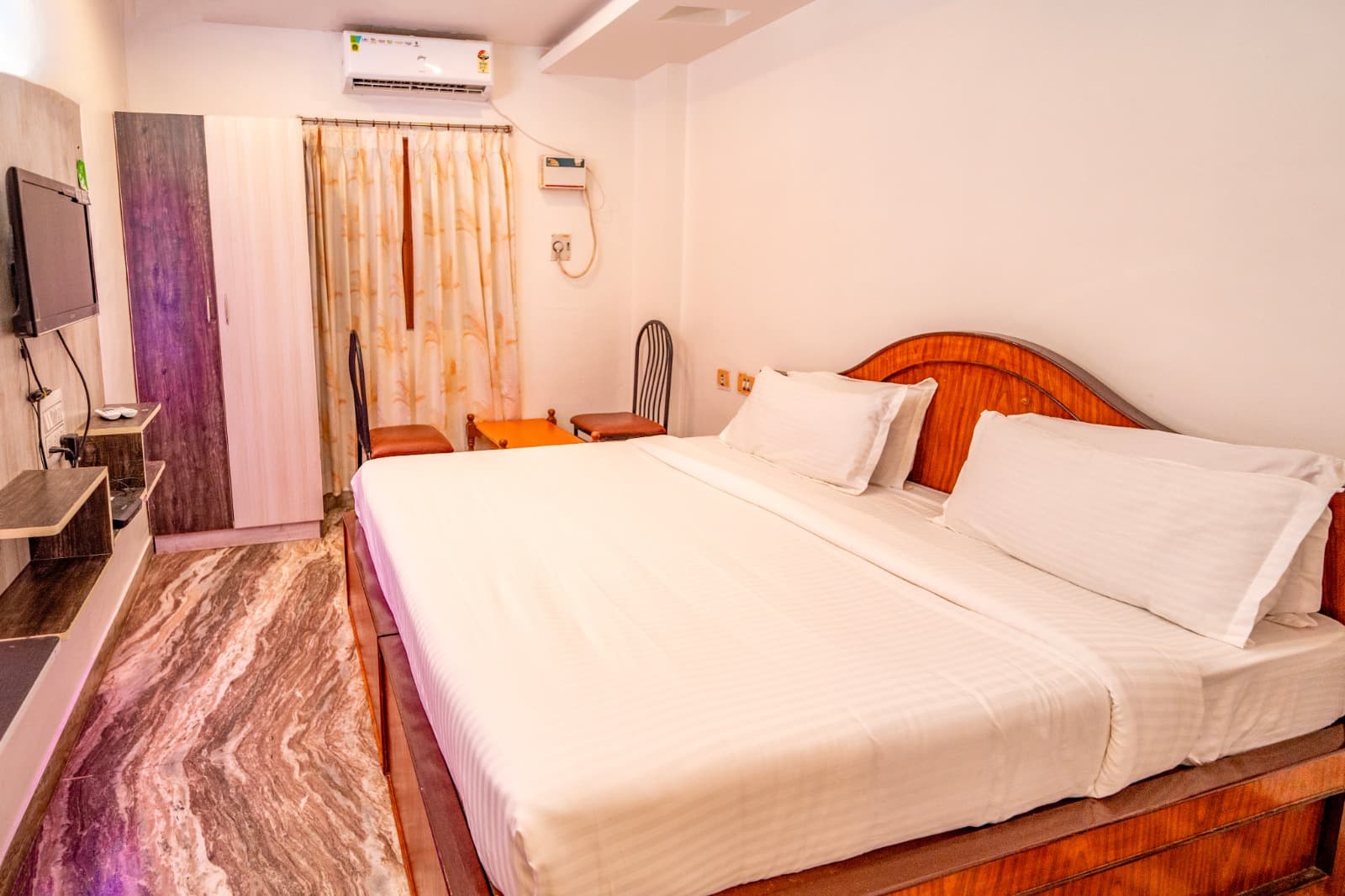 Double Room with King Bed, curtains closed