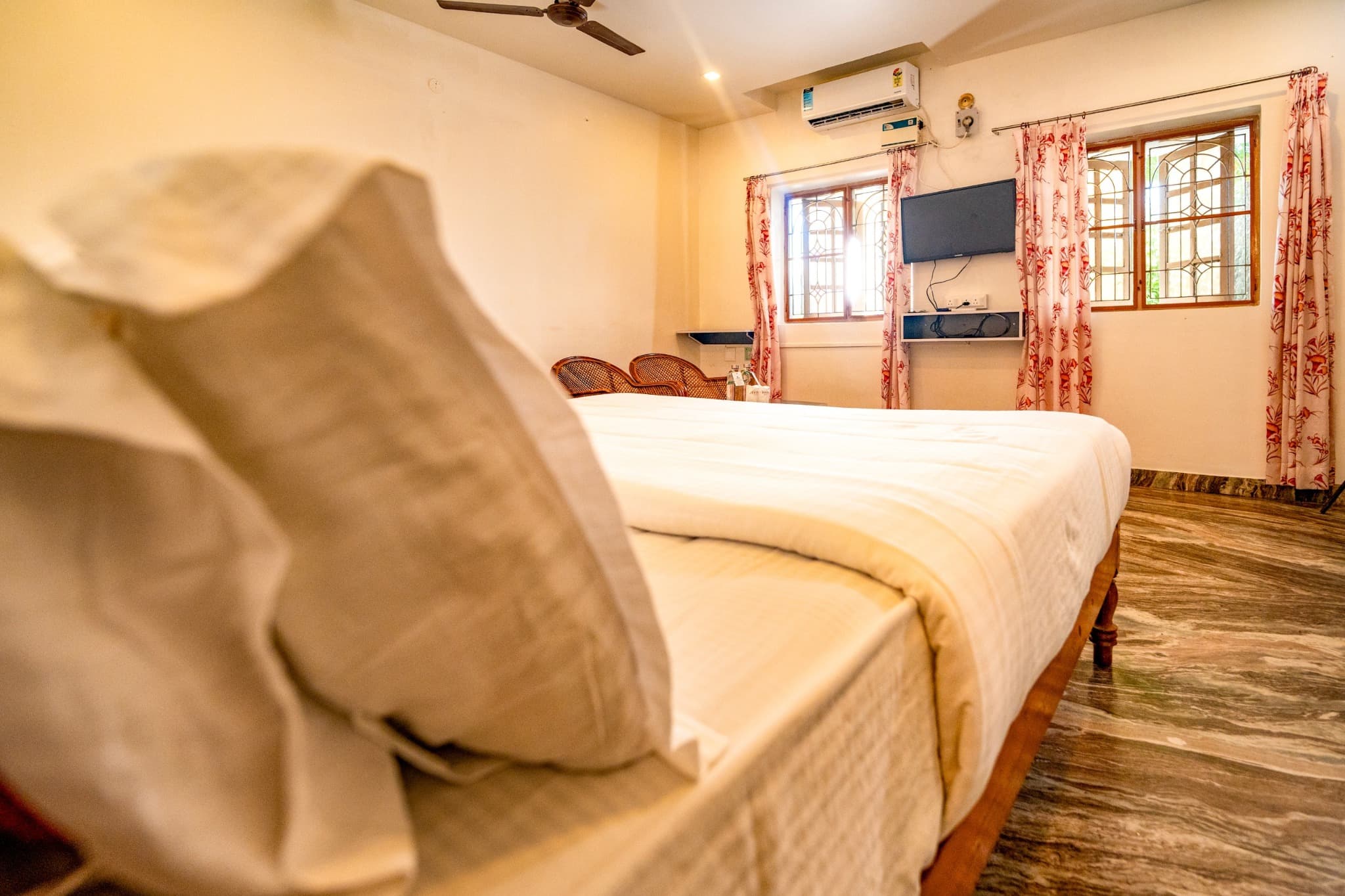 Triple Room with King and Single Bed, bed detail facing TV