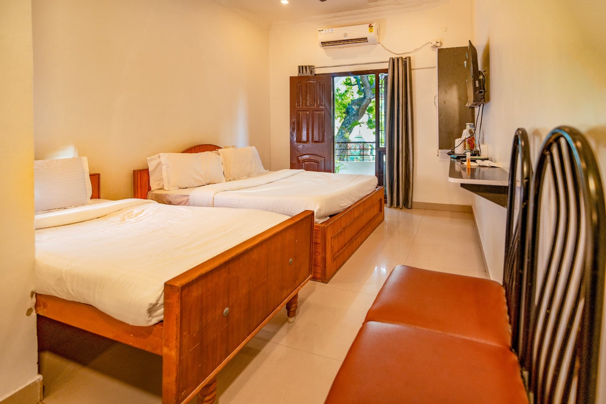 Triple Room with Balcony, beds and balcony door