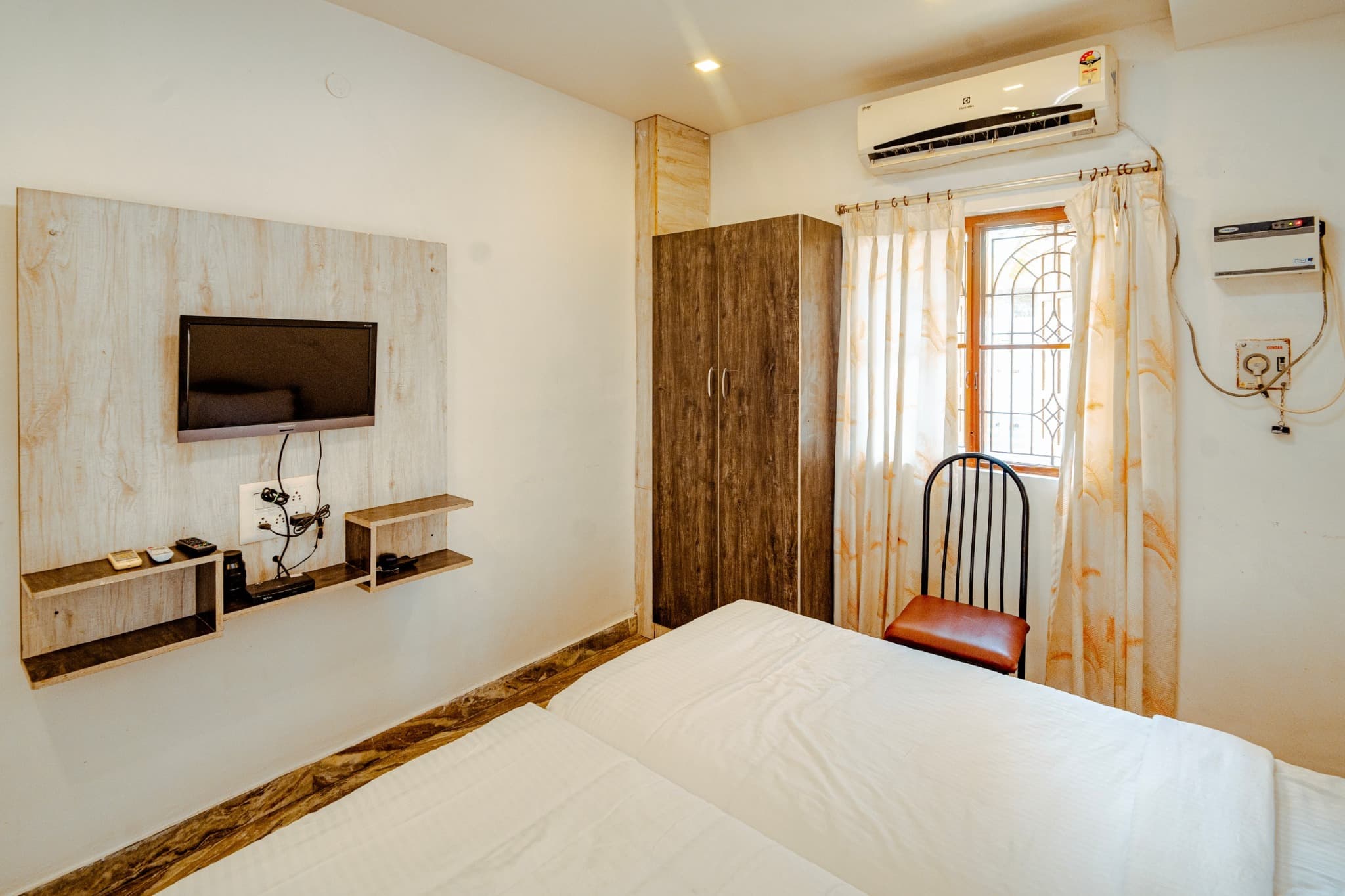 Twin Double Room, TV, wardrobe and window